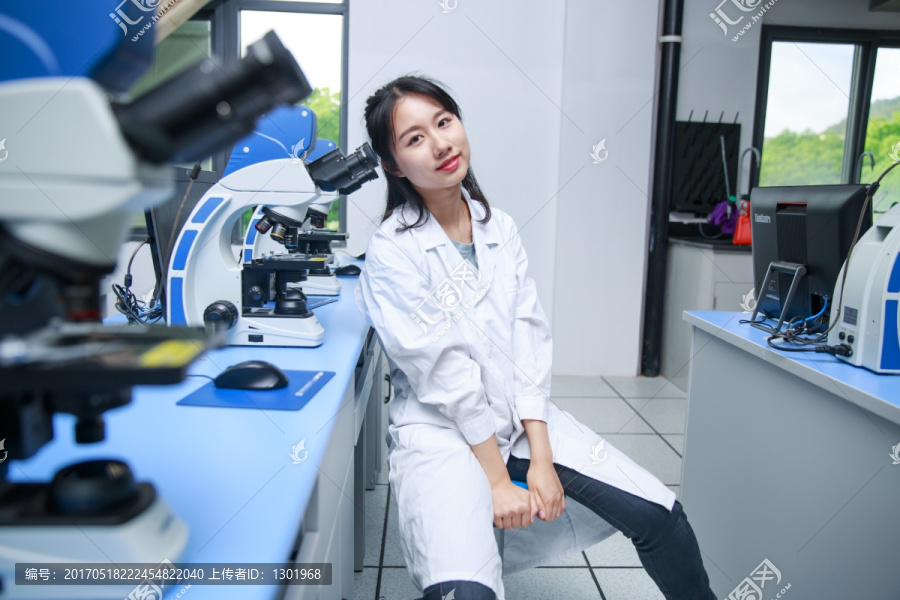 坐在实验室里微笑着的女学生