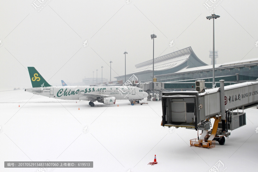 大雪中的机场和飞机