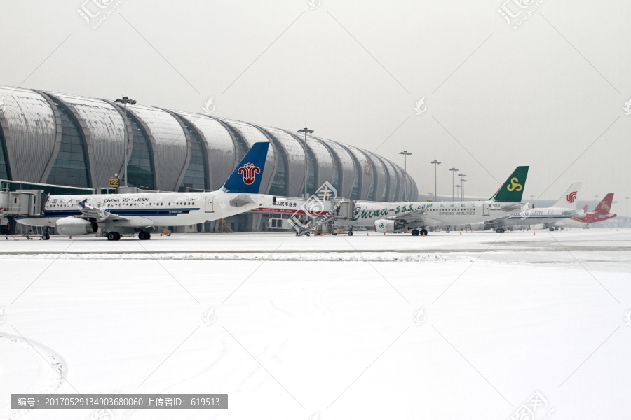 大雪中的机场和飞机