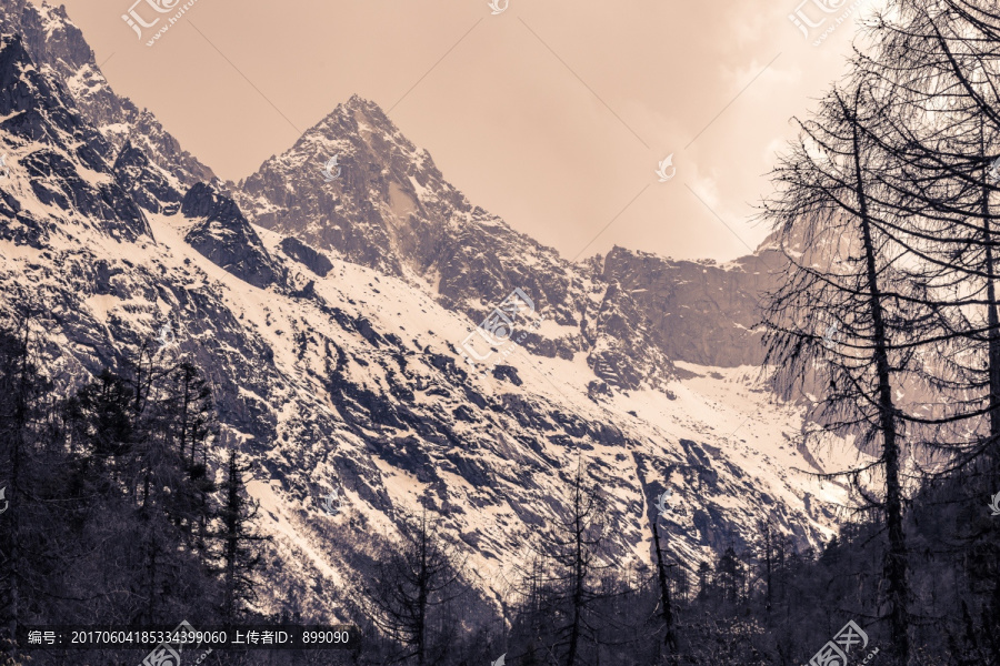 毕棚沟雪山风光