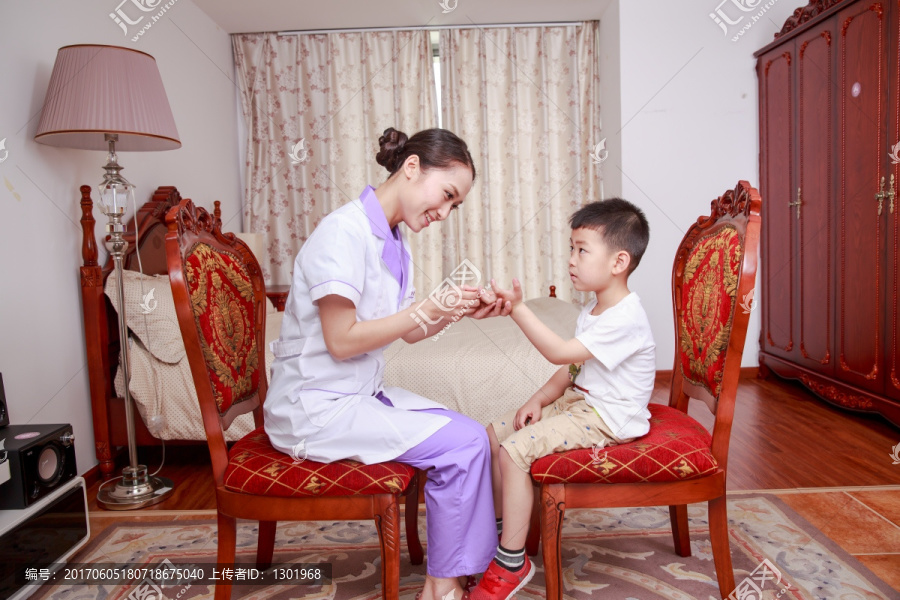 微笑的家政女人在检查男孩的手指甲
