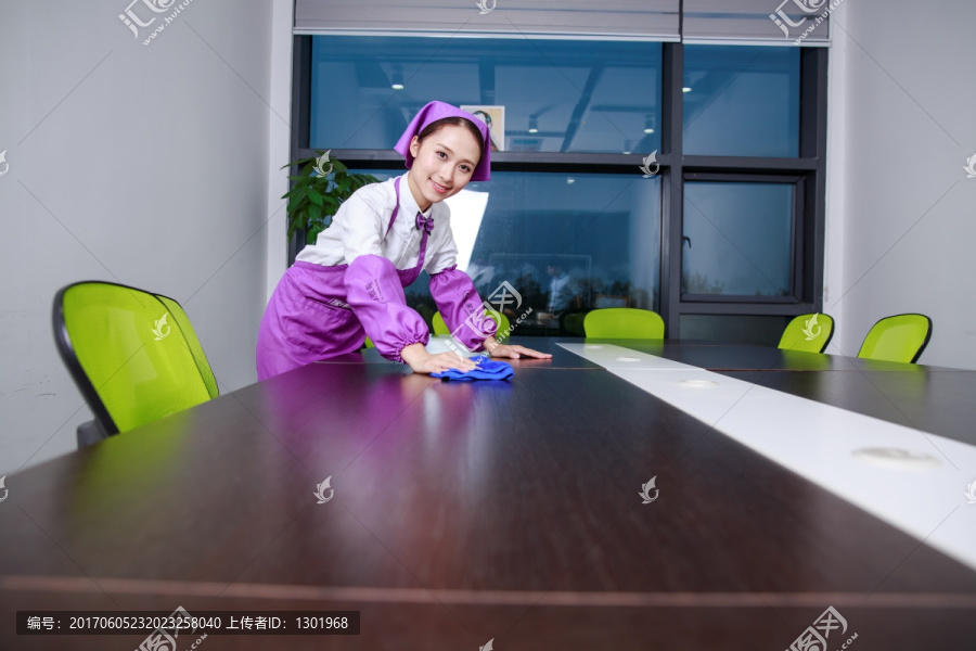 擦着会议桌的家政女人