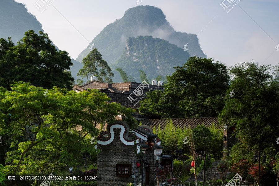 青山下的民居