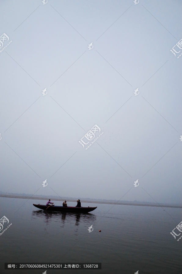 印度圣城瓦拉纳西,清晨的恒河
