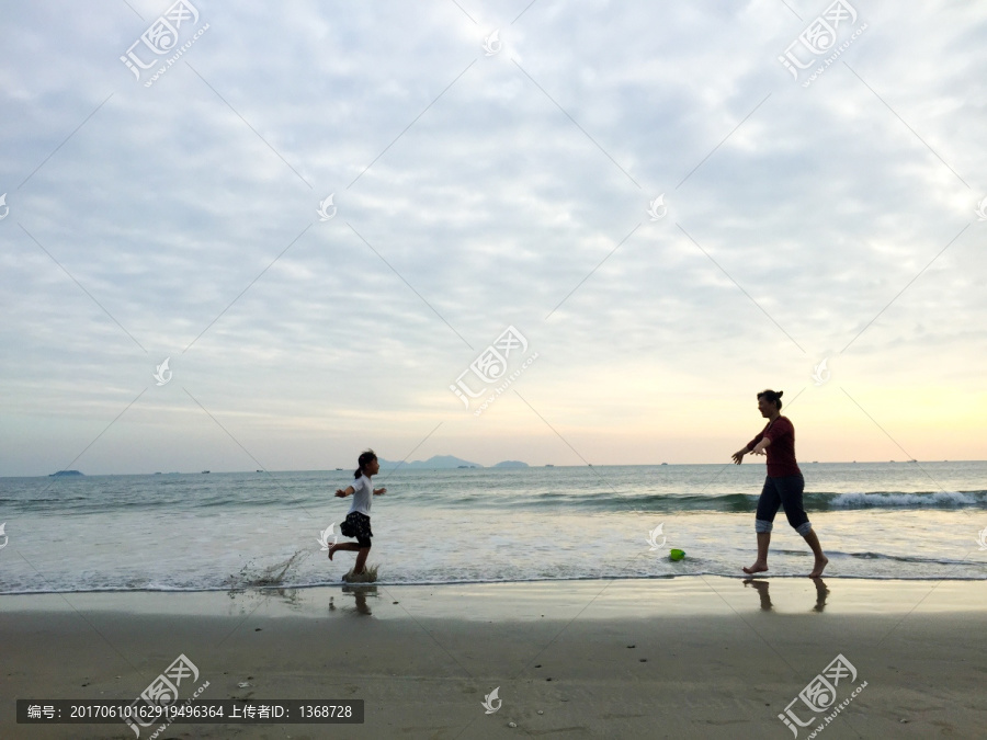 沙滩上的母女俩,剪影