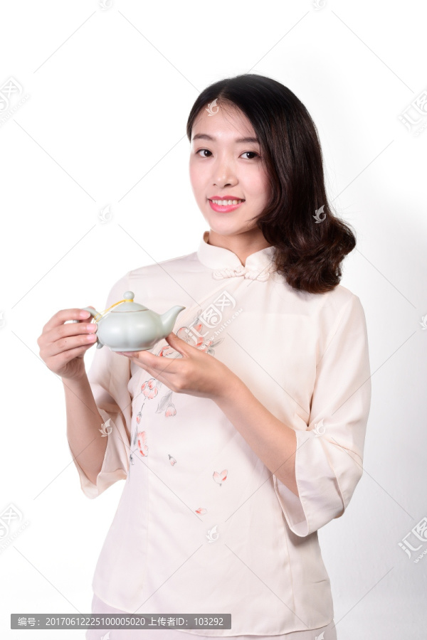 端着茶壶的女人