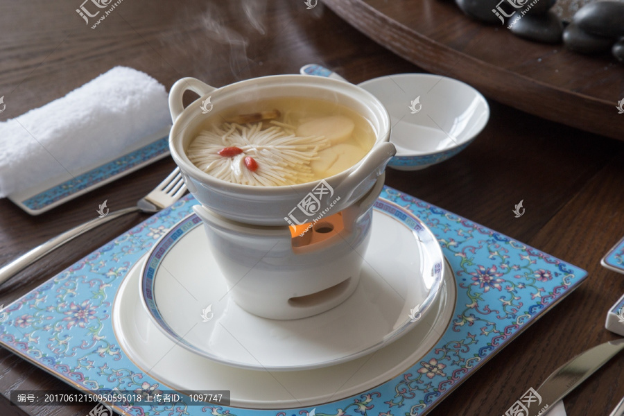 松茸带子菊花豆腐汤