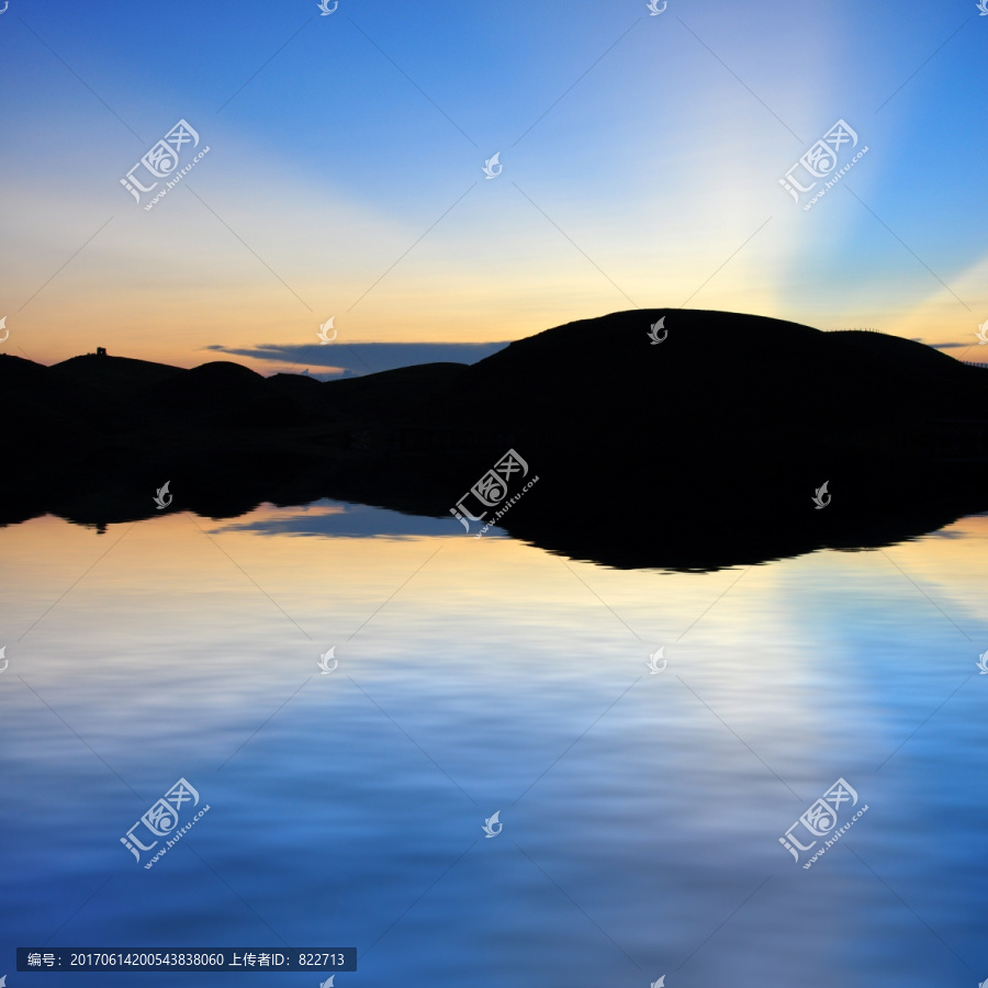 夕阳湖畔倒影