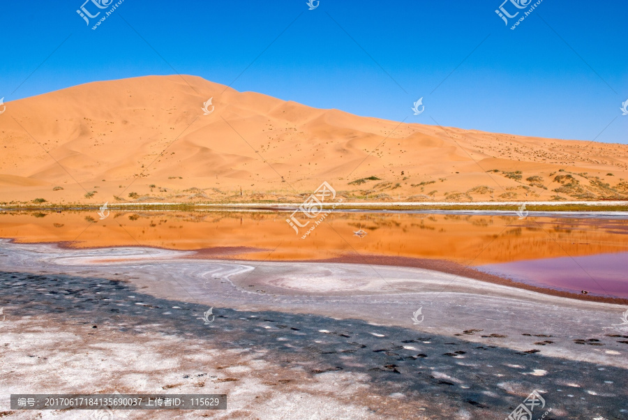 极致美红色沙漠湖泊白色结晶风景