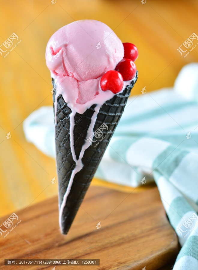 草莓甜筒冰激凌