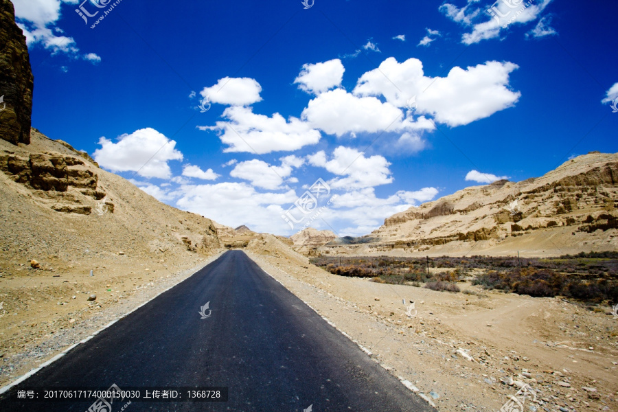 穿越西藏阿里地区札达土林的道路