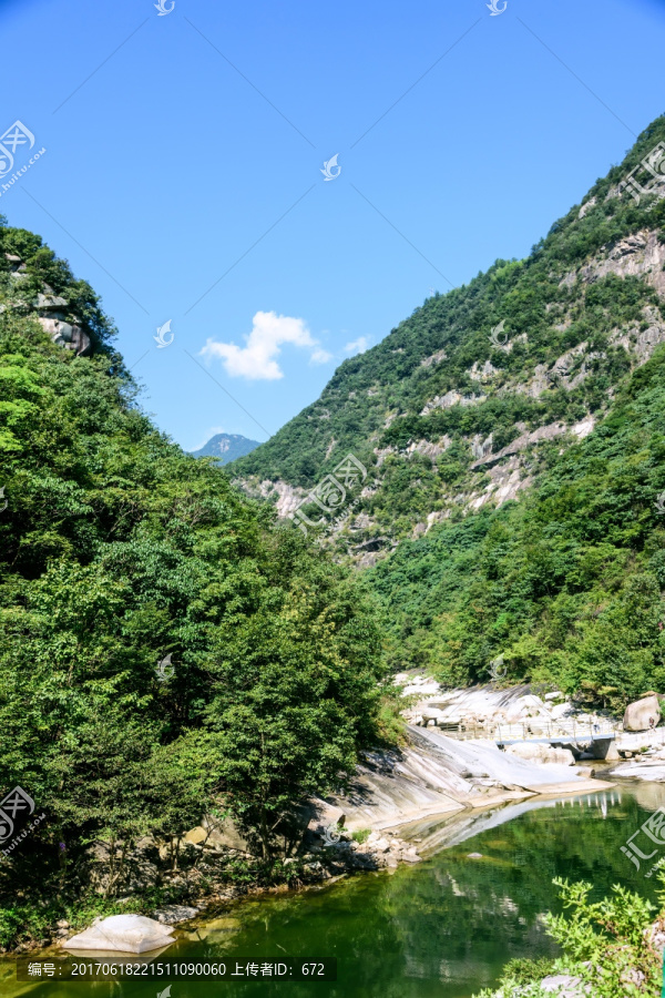 峡谷河流