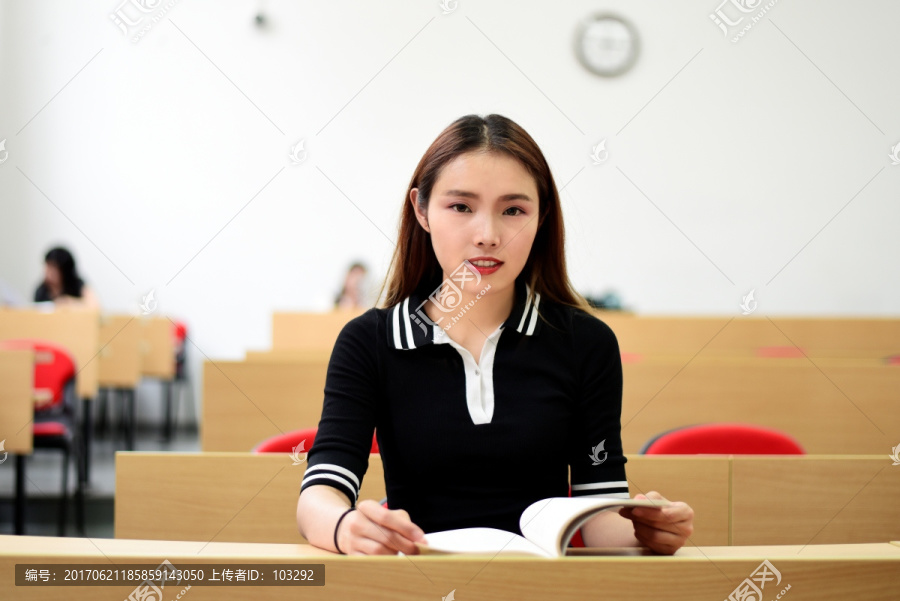 教室里的女大学生