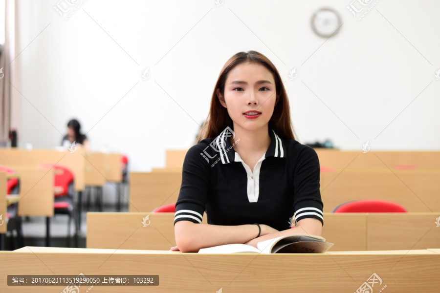 教室里的女学生