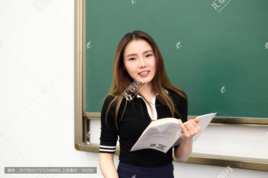 课堂上的年轻女教师