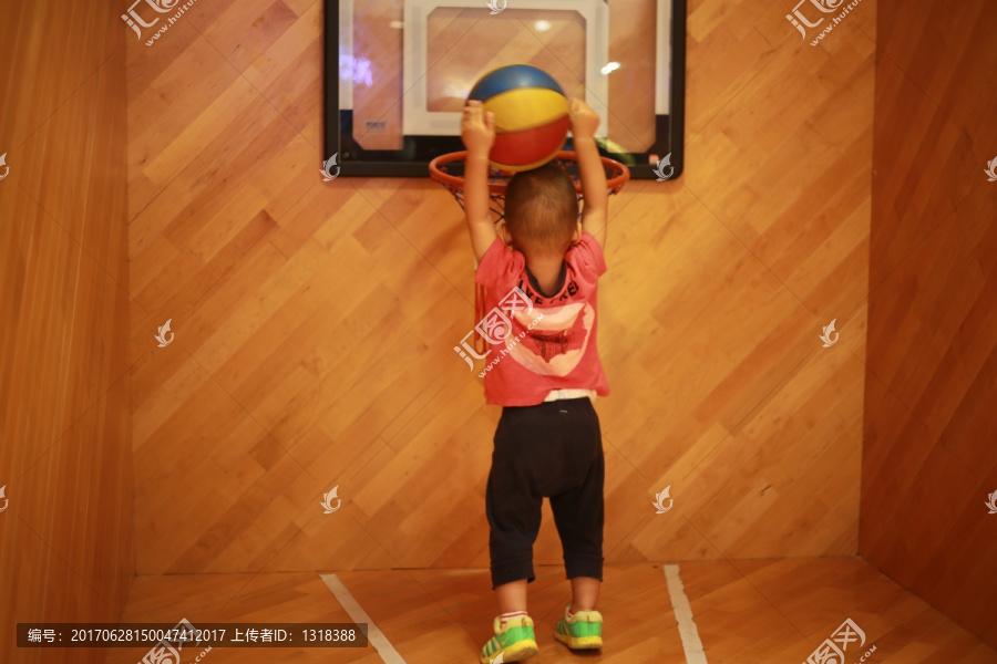 儿童篮球灌篮背影