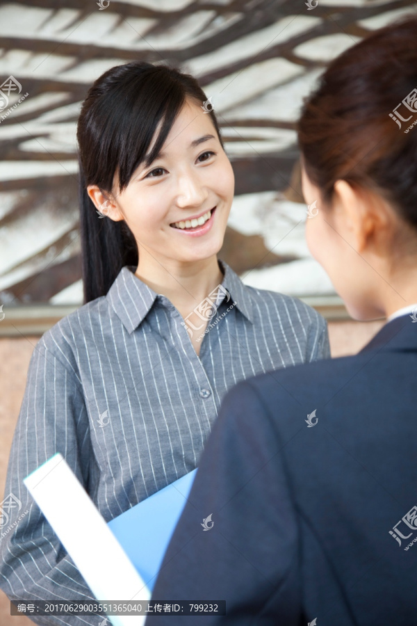 两个年轻商务女士交流