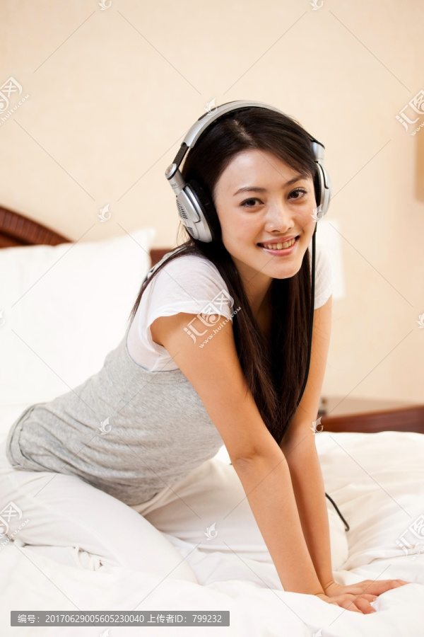 年轻女人戴着耳机听音乐