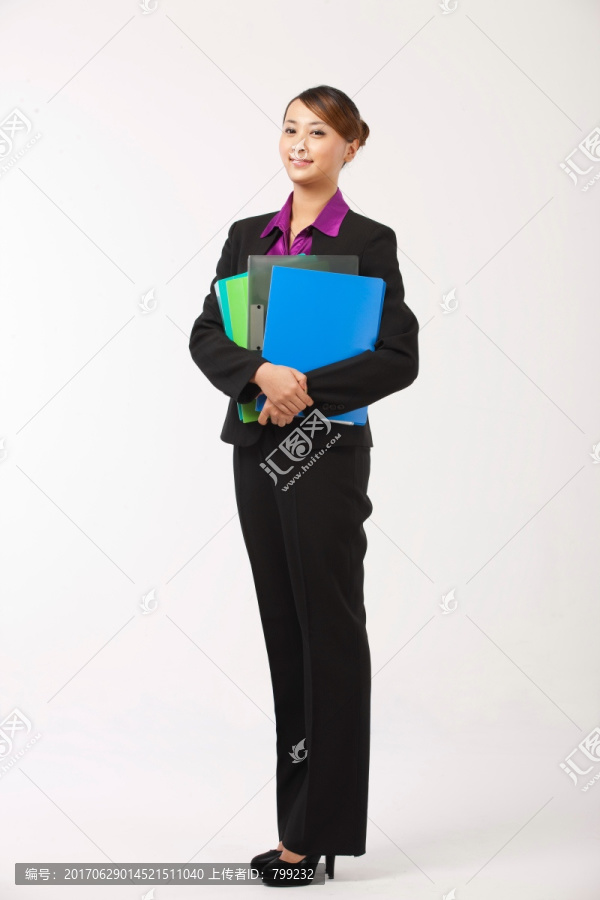 商务女士抱着文件夹
