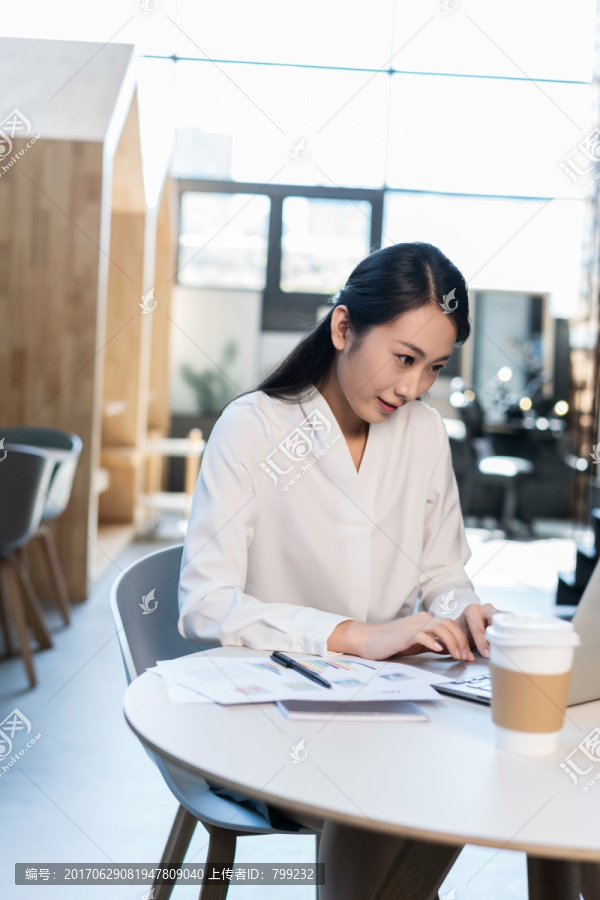 年轻商务人士休闲办公