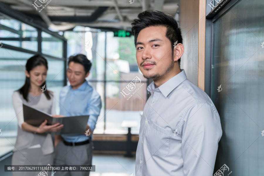 商务人士在会议室开会