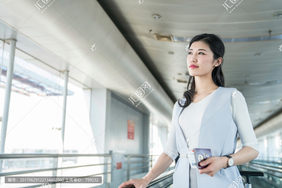 年轻商务女士在机场