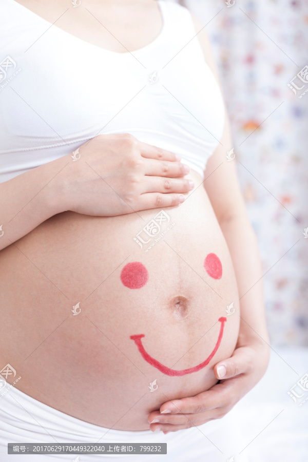 孕妇在肚子上画笑脸