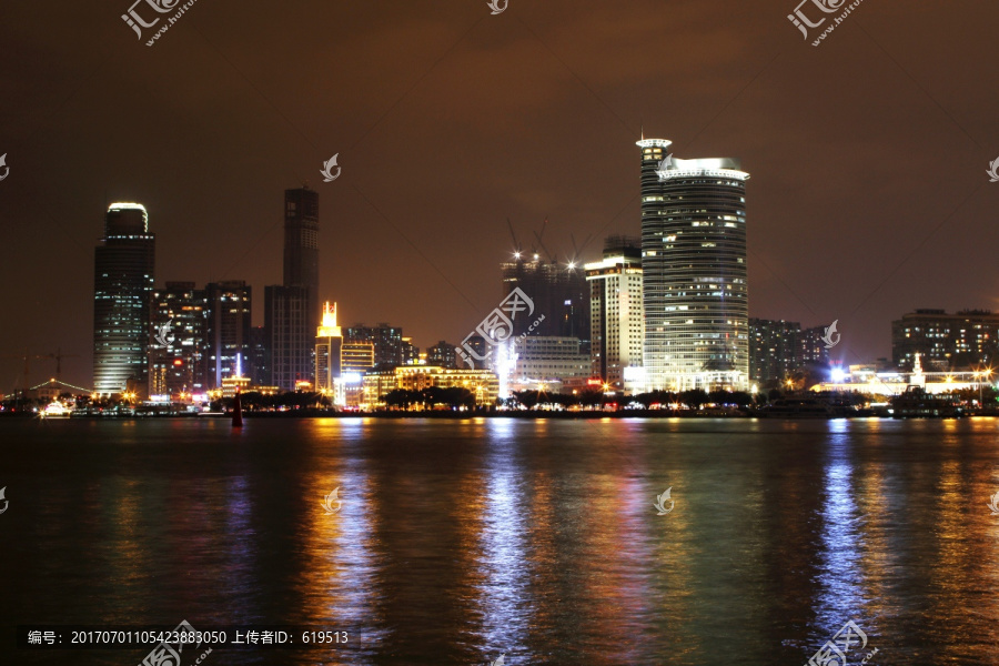 细雨中,厦门城市夜景