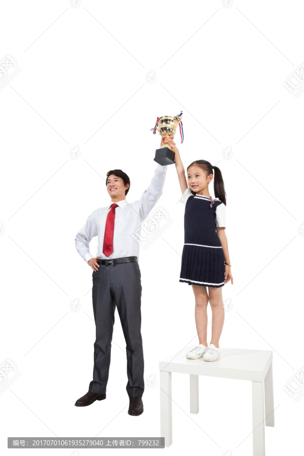棚拍商务装年轻父亲,穿裙子的小女孩拿奖杯