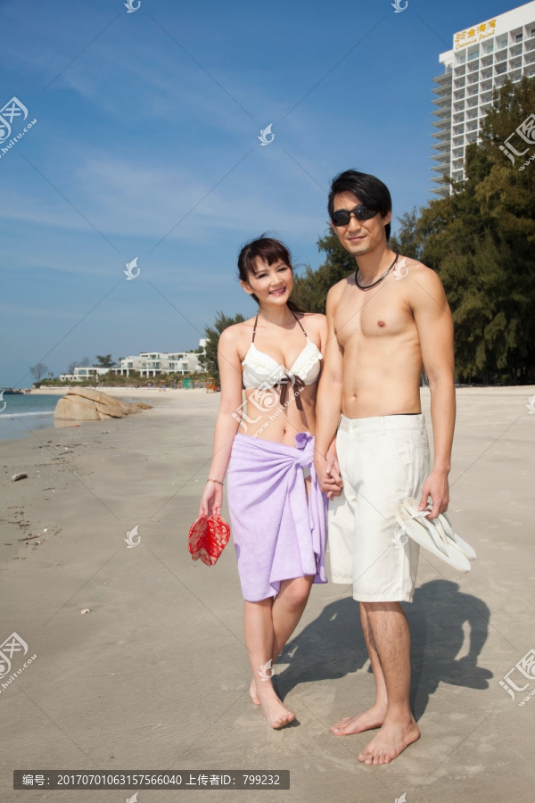 年轻情侣在海边散步