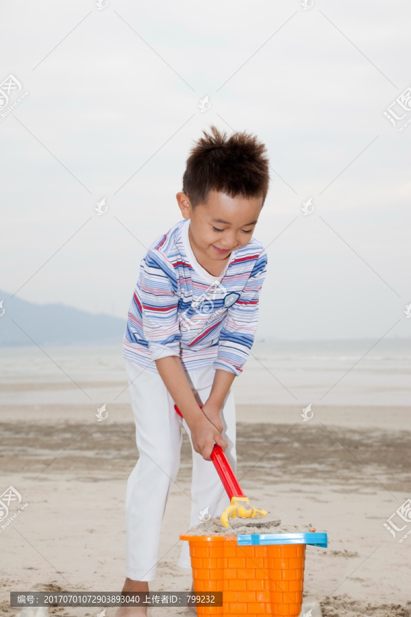 小男孩在海滩玩耍