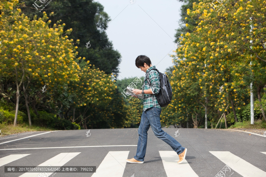 一个年轻男大学生过马路