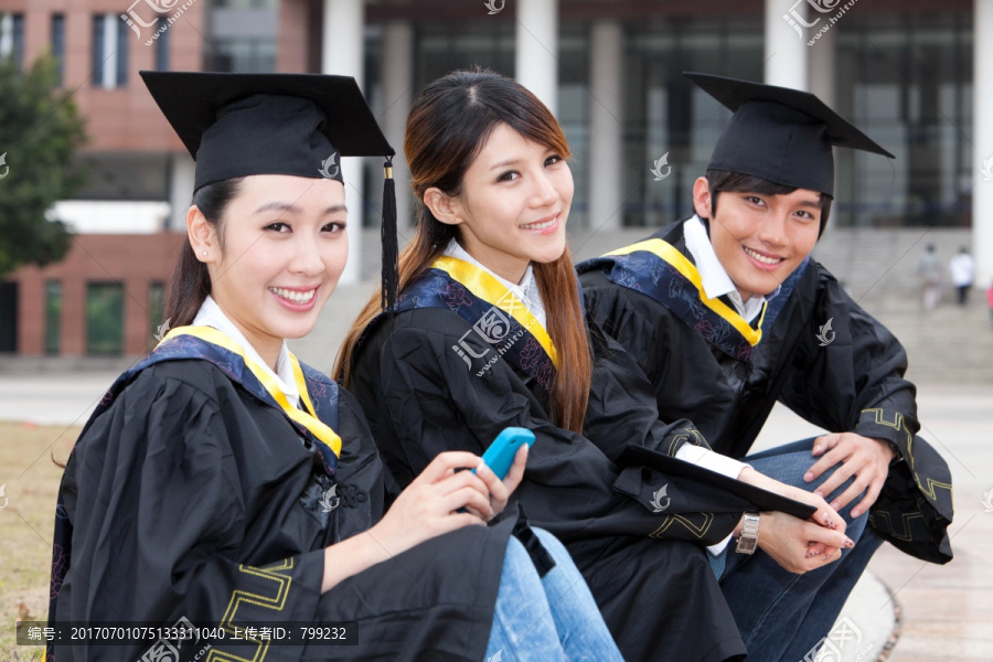 年轻大学生在校园里的毕业典礼