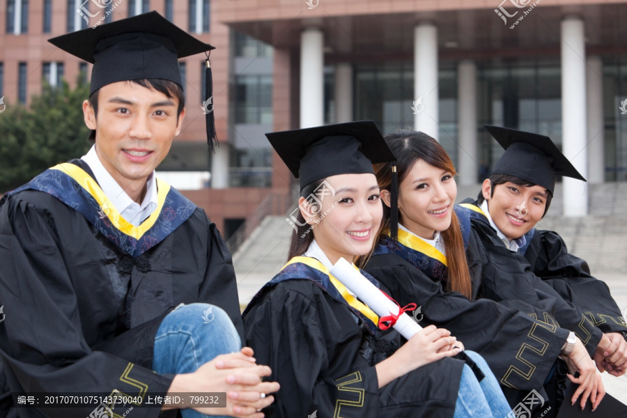 年轻大学生在校园里的毕业典礼