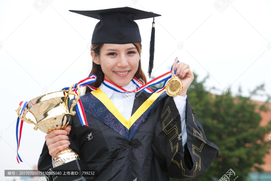 年轻大学生在校园里的毕业典礼