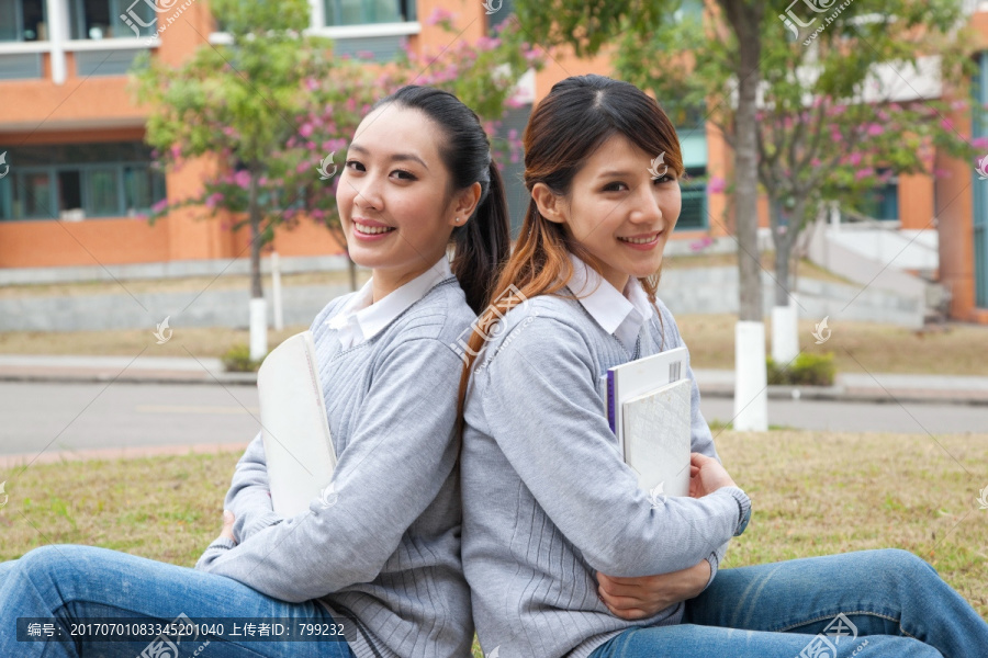 年轻女大学生在校园里休息