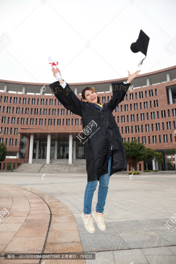 年轻大学生的校园毕业典礼