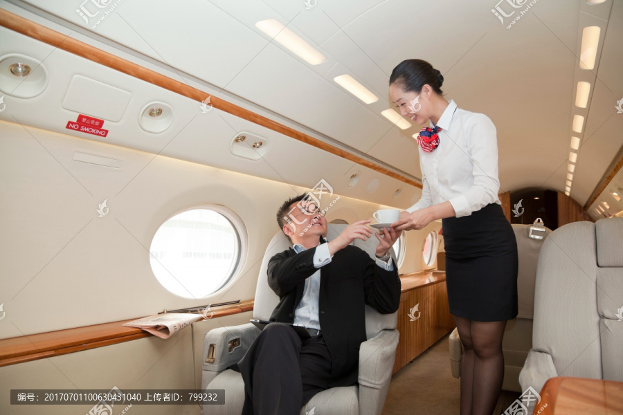 商务男士和空姐在飞机上
