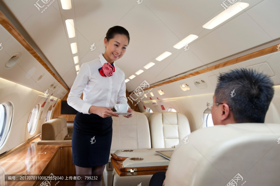 商务男士和空姐在飞机上