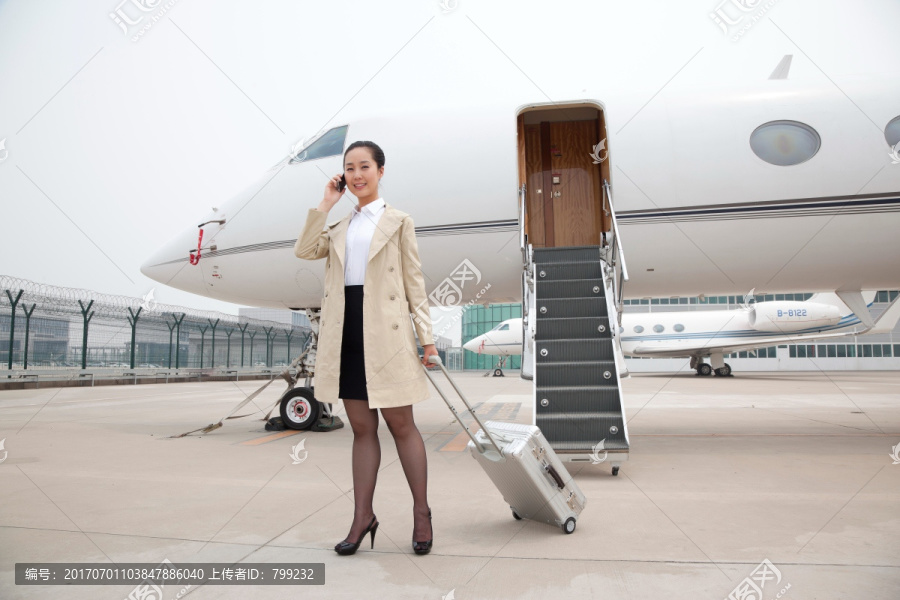 商务女士和商务飞机