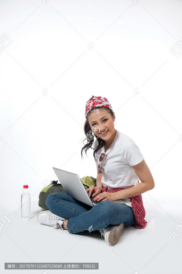 棚拍休閑裝年輕女人-匯圖網(wǎng) www.fosd68.com 棚拍休閑裝年輕女人