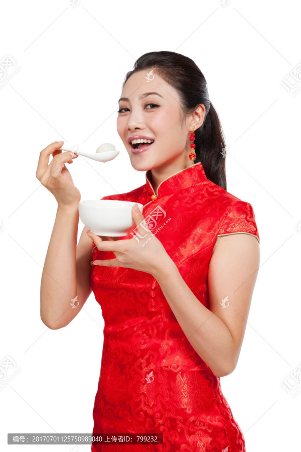 棚拍身穿中国传统服装的年轻女人吃元宵