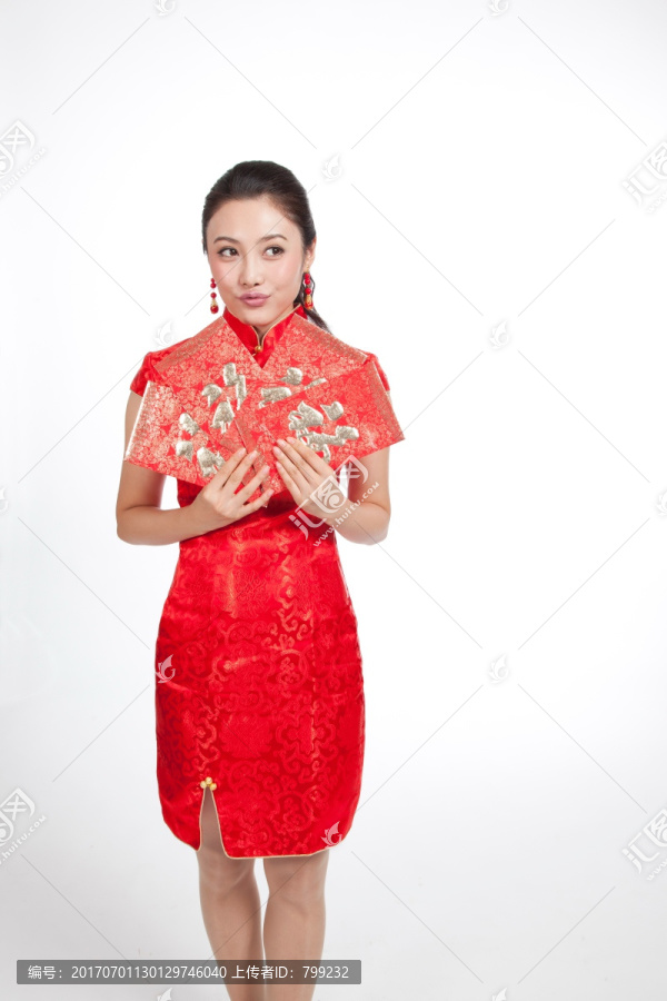 棚拍身穿中国传统服装的年轻女人展示利市封