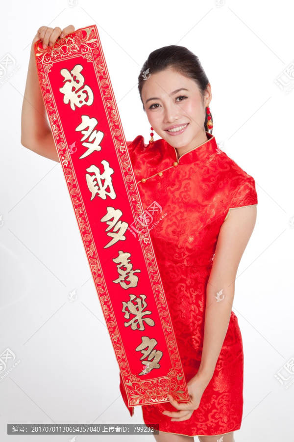 棚拍身穿中国传统服装的年轻女人和春联