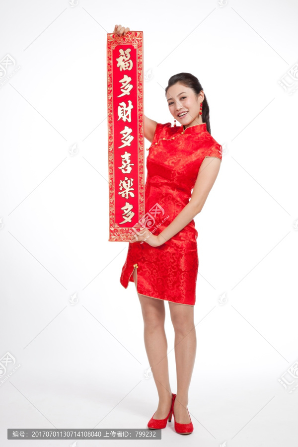 棚拍身穿中国传统服装的年轻女人和春联