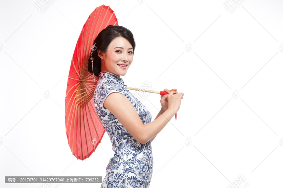 棚拍身穿中國傳統(tǒng)服裝的年輕女人和傘