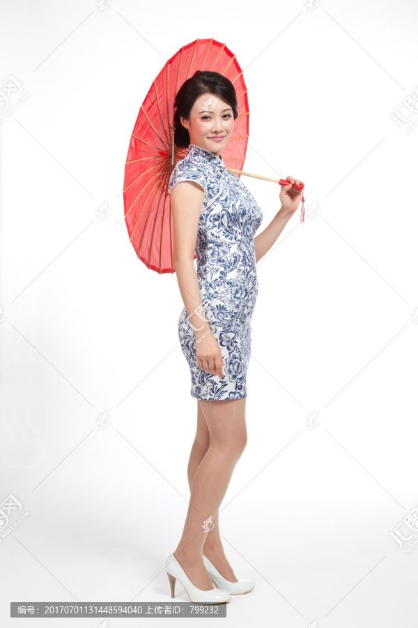 棚拍身穿中国传统服装的年轻女人和伞