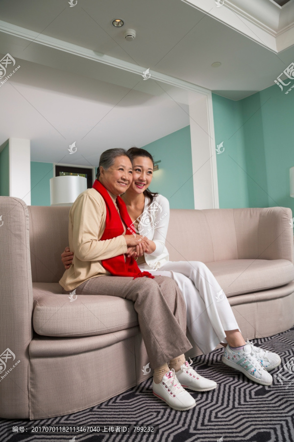 老女人和年轻女人在客厅里