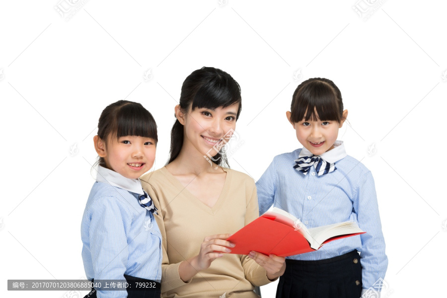 女教师和小朋友一起读书