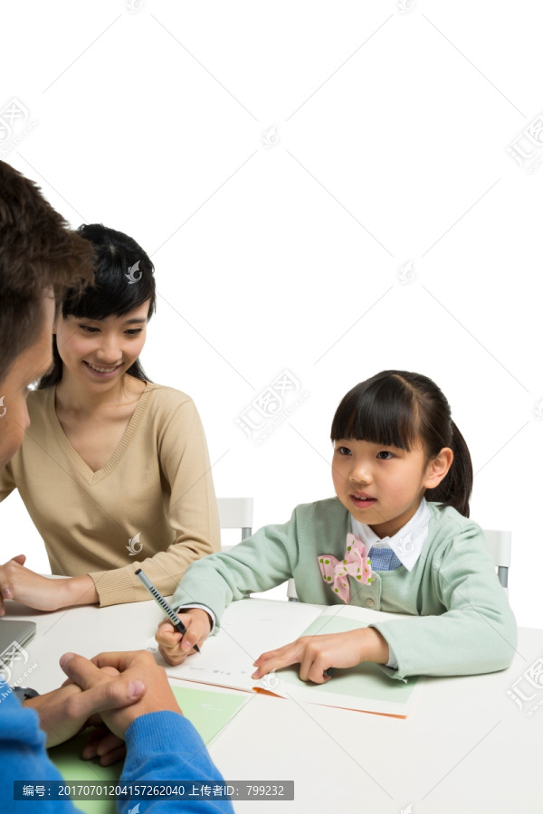 家长带着小女孩和男外教学习